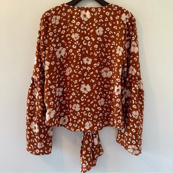 Everly Women’s Floral Bell Sleeve Tie Front Blouse Small - Picture 4 of 7